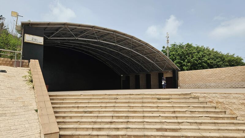 File:SN Dakar theatre de verdure front.jpg